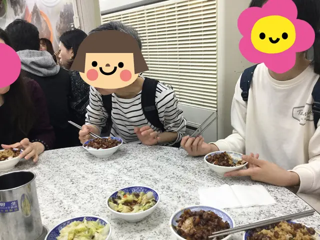 台湾旅行第一日目の夕飯は肉魯飯のお店で。庶民的な店で円卓で相席。ギューギュー詰めで人がごった返している。