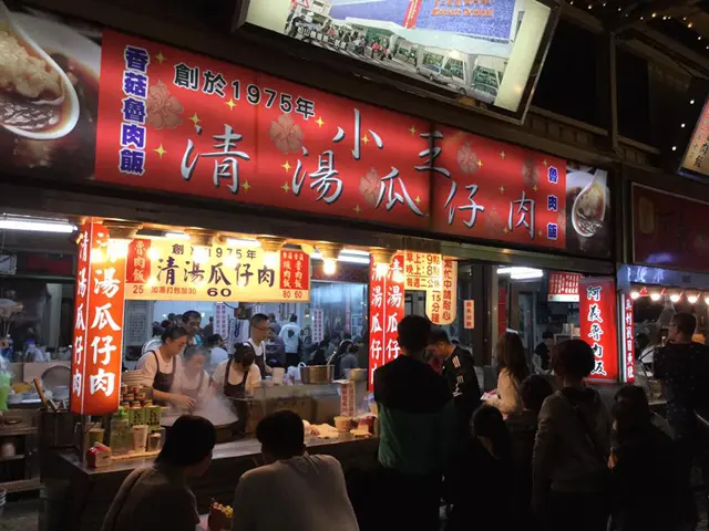 今日の夕飯は台北市内の華西街の夜市の肉魯飯のお店。たくさんの人でとても賑わっている。