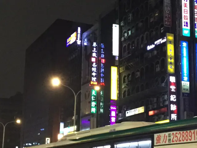 台北市内のたまたま宿泊したホテルのすぐ近くにあった台湾の紫微斗数界で高名な蔡上機先生のオフィス。街の中心地の賑やかな大通りに面した場所に大きな看板の明かりが目立っている。